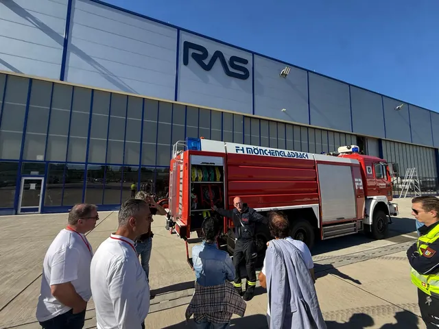 Flughafenfeuerwehr vor dem RAS-Hangar
